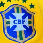 Comparativo entre a camisa do Brasil 2026 modelo jogador e modelo torcedor da Nike