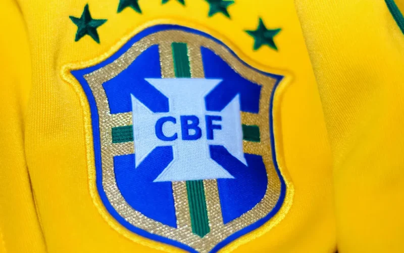 Comparativo entre a camisa do Brasil 2026 modelo jogador e modelo torcedor da Nike