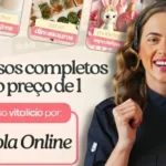 Foto colorida e profissional da confeiteira Daniane Fernandes sorrindo ao lado de um bolo artístico decorado de dois andares, com o selo oficial do curso e menção ao acesso vitalício, fundo em tons pastéis suaves.
