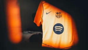 Camisa de time de futebol com qualidade tailandesa 1.1 em destaque exibindo detalhes das costuras e do escudo bordado.