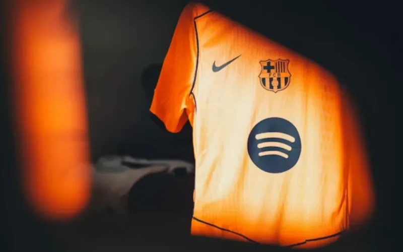 Camisa de time de futebol com qualidade tailandesa 1.1 em destaque exibindo detalhes das costuras e do escudo bordado.