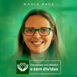 Foto oficial da mentora Nádia Pace sorrindo em um escritório moderno, com a manchete do curso 'Viva Sempre com Dinheiro' em destaque. Ao lado, o selo de alta avaliação com nota 4.9 de 5 estrelas na plataforma Hotmart.