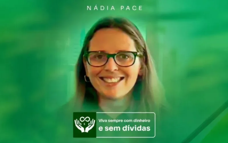 Foto oficial da mentora Nádia Pace sorrindo em um escritório moderno, com a manchete do curso 'Viva Sempre com Dinheiro' em destaque. Ao lado, o selo de alta avaliação com nota 4.9 de 5 estrelas na plataforma Hotmart.