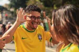 Comparação detalhada entre uma camisa original da Seleção Brasileira e uma réplica tailandesa, focando em detalhes de tecido, costura e emblemas