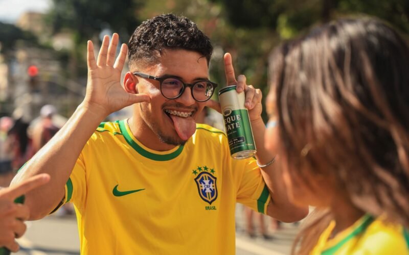 Comparação detalhada entre uma camisa original da Seleção Brasileira e uma réplica tailandesa, focando em detalhes de tecido, costura e emblemas