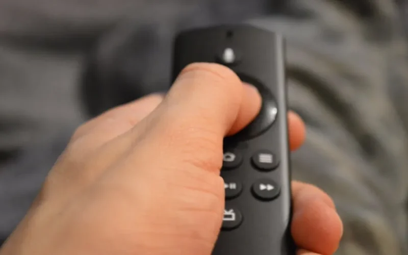 Lado a lado dos dispositivos de streaming Fire TV Stick da Amazon e Xiaomi TV Stick sobre uma mesa, com foco em tecnologia para Smart TV.