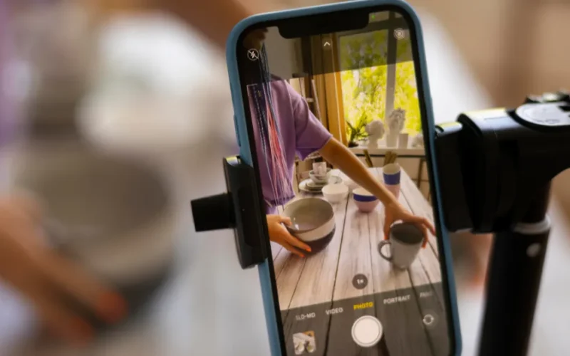 Interface de software de edição de vídeo mostrando linha do tempo com diversos cortes dinâmicos e transições rápidas para Reels e TikTok.