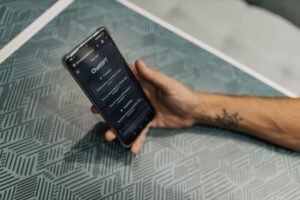 Músico utilizando o aplicativo SmartCifra do Erick França em um tablet durante uma apresentação ao vivo, com partituras digitais e acordes.