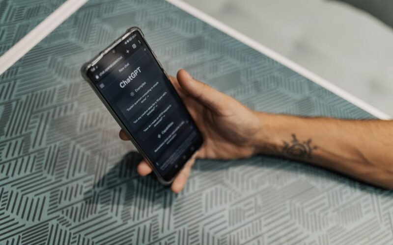 Músico utilizando o aplicativo SmartCifra do Erick França em um tablet durante uma apresentação ao vivo, com partituras digitais e acordes.