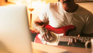 Curso de Guitarra Online ou Aula Presencial Qual Vale a Pena
