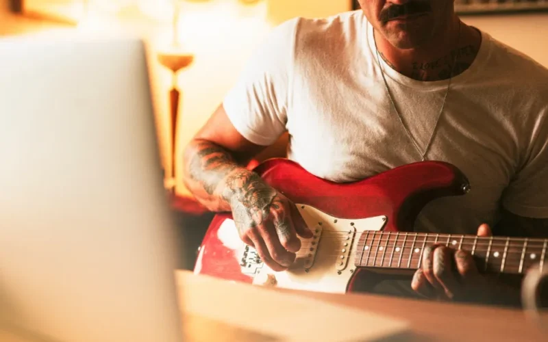 Curso de Guitarra Online ou Aula Presencial Qual Vale a Pena