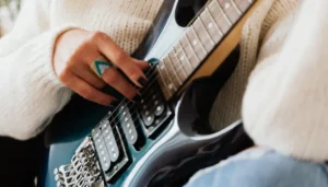 Curso de Guitarra Online vs Aula Presencial Qual Compensa