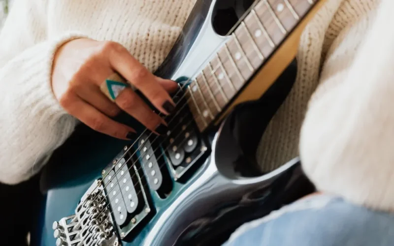 Curso de Guitarra Online vs Aula Presencial Qual Compensa