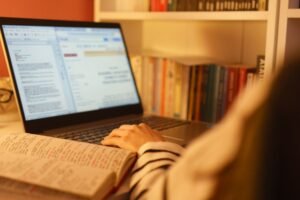 Estudante de psicanálise EAD fazendo análise pessoal online via notebook em um ambiente calmo