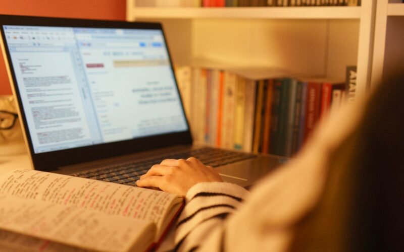 Estudante de psicanálise EAD fazendo análise pessoal online via notebook em um ambiente calmo
