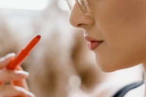 Aluna praticando técnica de micropigmentação labial em modelo sintético