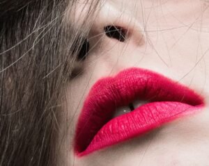 Profissional de estética treinando técnica de micropigmentação labial com dermógrafo em placa de silicone