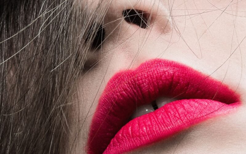 Profissional de estética treinando técnica de micropigmentação labial com dermógrafo em placa de silicone